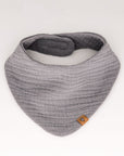 gefaltetes Halstuch in grau, auf weißem Hintergrund