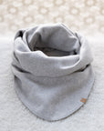 Fleece-Schal in "grau", liegt auf hellem Hintergrund
