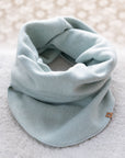 Fleece-Schal in "mint", liegt auf hellem Hintergrund
