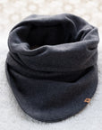Fleece-Schal in "anthrazit", liegt auf hellem Hintergrund