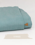 Übertuch in der Farbe "ocean", zusammenelegt und vor weißem Hintergrund.