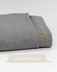 Übertuch in der Farbe "salt & pepper", zusammenelegt und vor weißem Hintergrund.