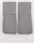 zwei Loops in "salt & pepper", zusammengelegt vor weißem Hintergrund.