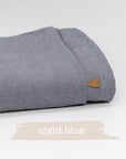 Übertuch in der Farbe "night blue", zusammenelegt und vor weißem Hintergrund.