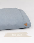 Übertuch in der Farbe "sky blue", zusammenelegt und vor weißem Hintergrund.