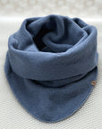 Fleece-Schal in "blau", liegt auf hellem Hintergrund