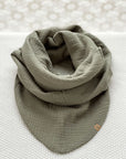 Musselin-Schal in "moos", liegt auf hellem Hintergrund