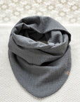 Musselin-Schal in "anthrazit-melange", liegt auf hellem Hintergrund