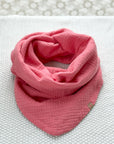 Musselin-Schal in "rose", liegt auf hellem Hintergrund