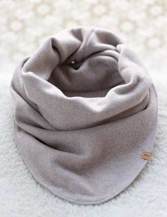 Fleece-Schal in "beige", liegt auf hellem Hintergrund