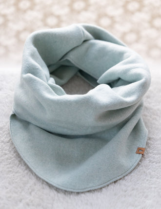 Fleece-Schal in "mint", liegt auf hellem Hintergrund