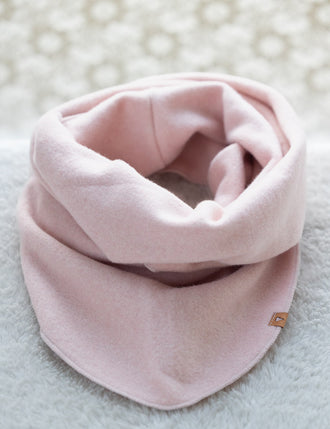 Fleece-Schal in "rose", liegt auf hellem Hintergrund