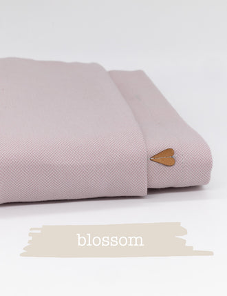 Übertuch in der Farbe "blossom", zusammenelegt und vor weißem Hintergrund. 