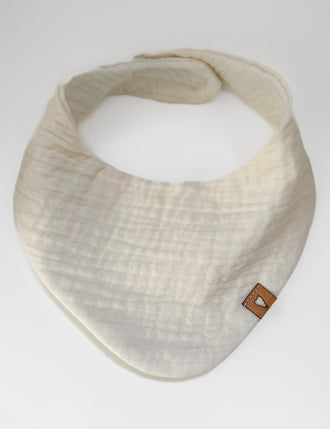 gefaltetes Halstuch in beige, auf weißem Hintergrund