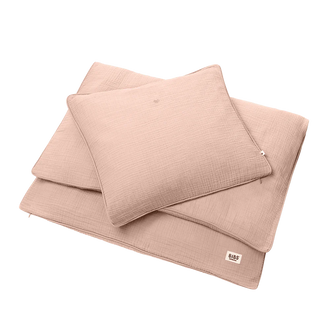 Set aus Kissen- und Bettbezug in Rosa  "blush", gefaltet auf weißem Hintergrund