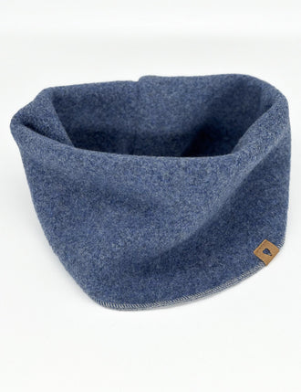 Fleece-Loopschal in "blau", liegt auf weißem Hintergrund