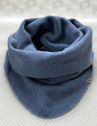 Fleece-Schal in "blau", liegt auf hellem Hintergrund