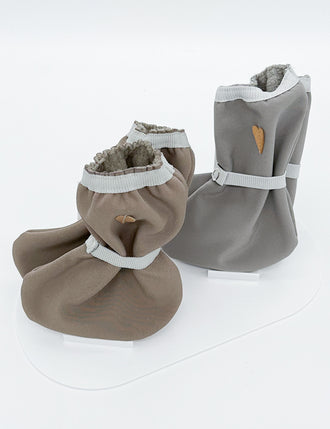 zwei Paar Softshell-Schuhe, nebeneinander stehend auf weißem Hintergrund. Vorne in der Farbe braun und dahinter das andere Paar in der Farbe grau