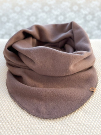 Fleece-Schal in "chocolate", liegt auf hellem Hintergrund