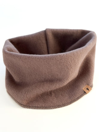 Fleece-Loopschal in "chocolate", liegt auf weißem Hintergrund