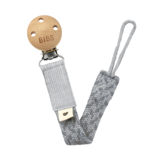 BIBS Schnllerkette in "cloud & iron" mit Holzclip, Produktfoto auf weißem Hintergrund